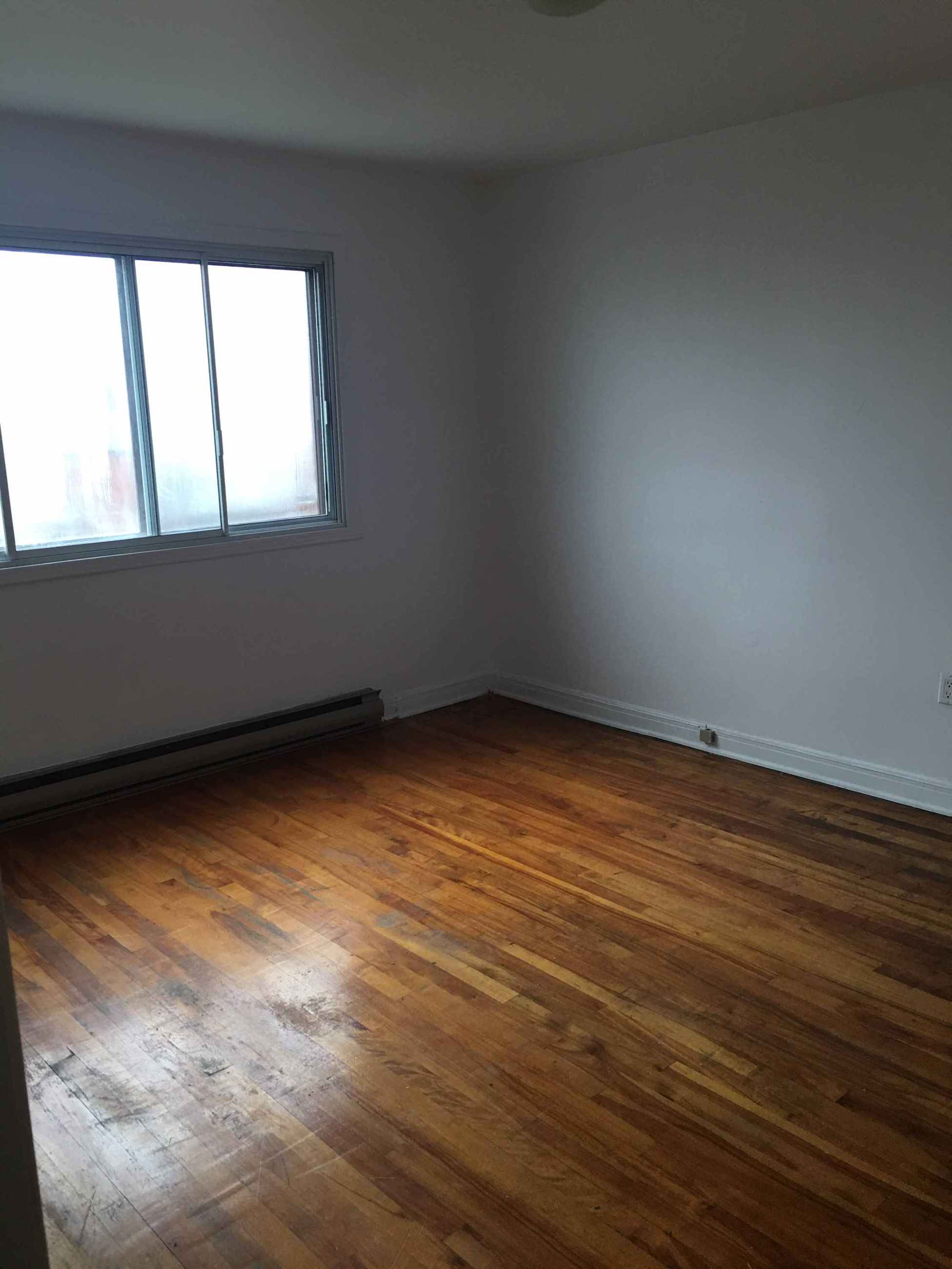 Grande chambre disponible maintenant, spacieux 5 1/2, métro St-Michel